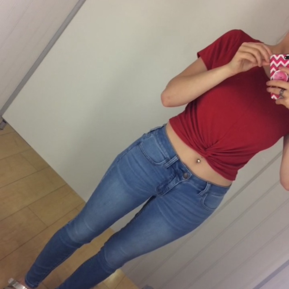 Gaze front knot crop top.